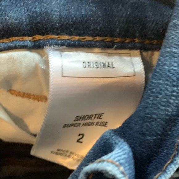 Super High Waist shortie denim shorts with belt - Picture 3 of 9